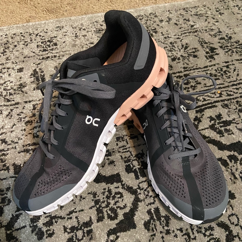 Women’s on cloud flow running shoe